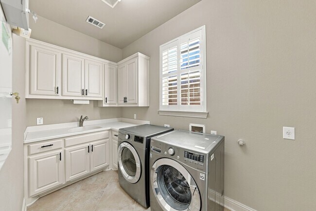 Building Photo - 1308 Cotulla Dr