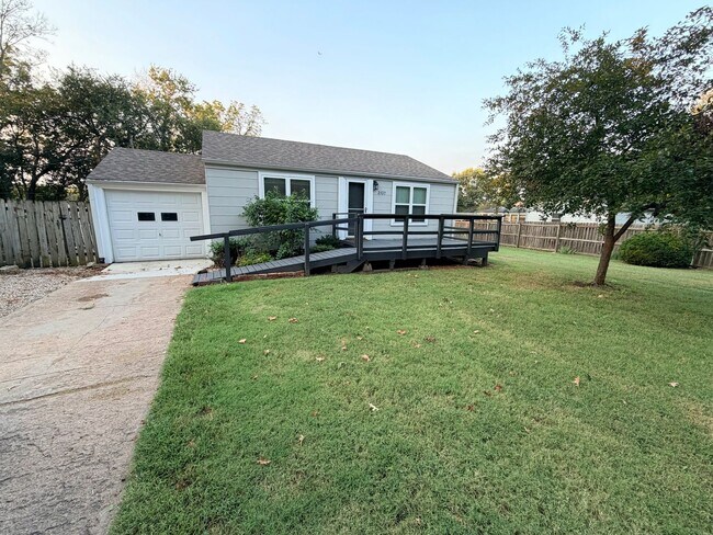 Building Photo - 3137 Bermuda Ln