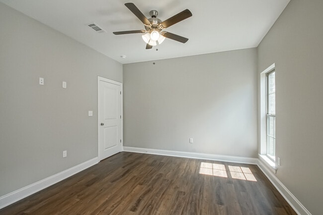 Building Photo - 33260 LA-16