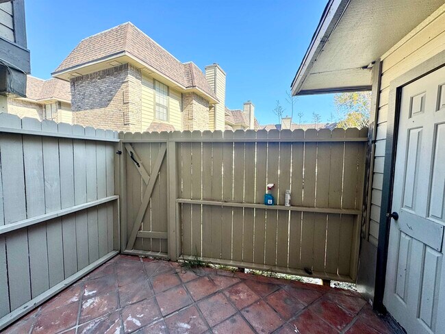 Building Photo - 200 Martingale