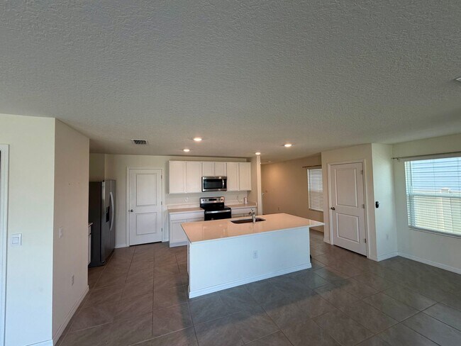 Building Photo - Beautiful Home in Newberry, FL – Spacious, Modern, and Peaceful Living