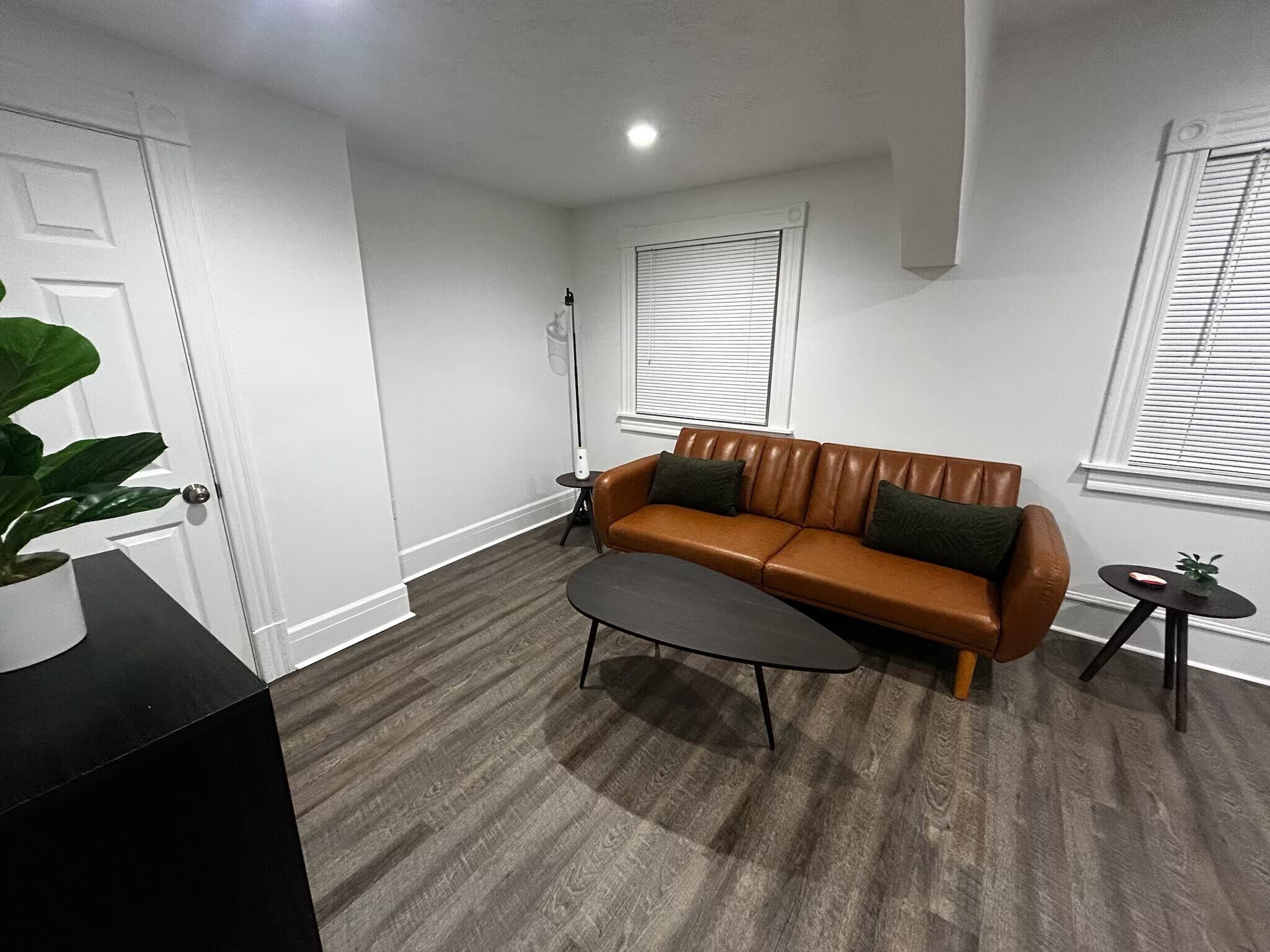 Building Photo - 2215 W Broadway Ave