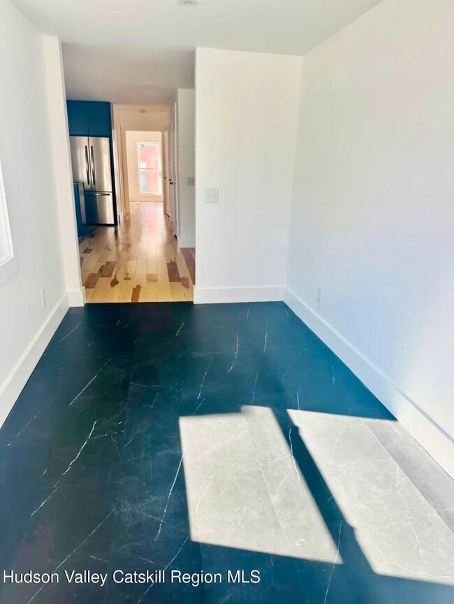 Building Photo - 412 Main St