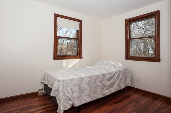 Smaller bedroom with closet - 17 Springbrook Rd