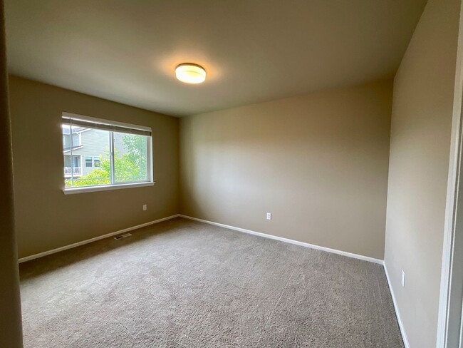 Building Photo - Beautiful and Modern 4-Bedroom Home with S...