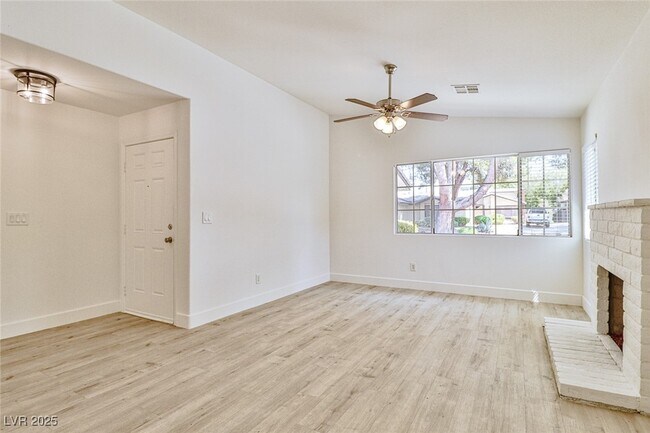 Building Photo - 4413 Live Oak Dr