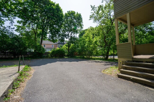 Building Photo - Available 6/1/26 - Newly Renovated 3 Block...