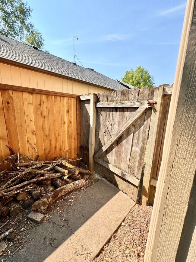 Building Photo - Gorgeous 3 Bed 2 Bath Home Near Shopping and Schools!