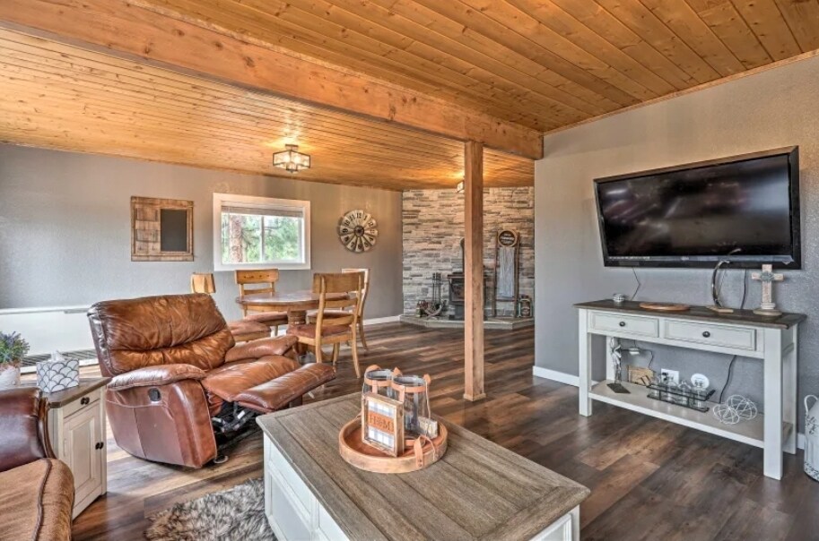 Building Photo - 255 Midnight Ln