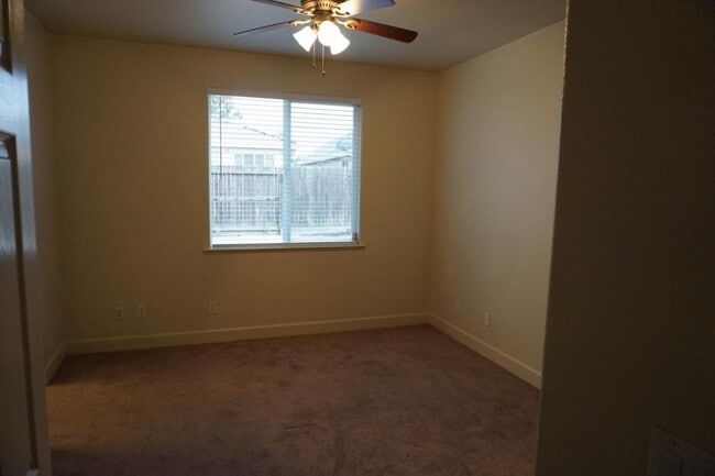 Building Photo - 424 Barclay Way