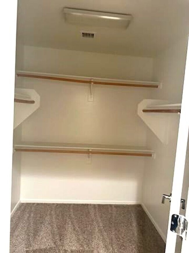 Building Photo - Great 4 bed 2.5 home near community pool!