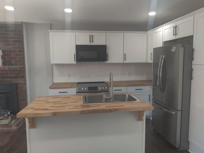 Building Photo - Updated 2 bed/2bth in Madison TN