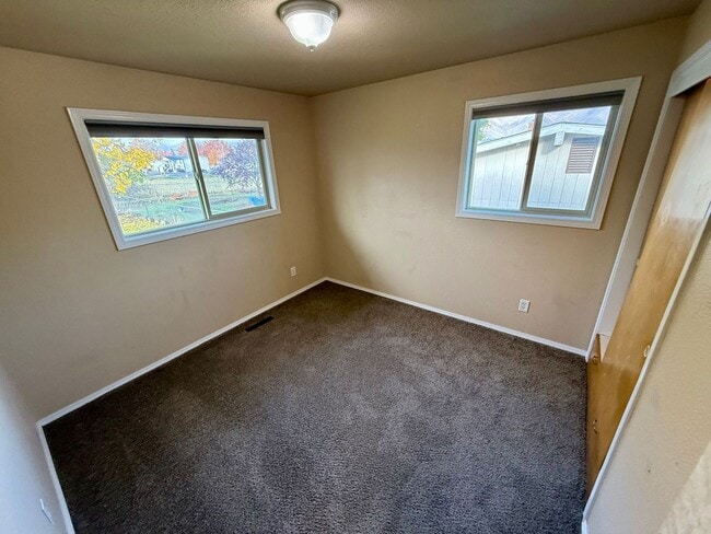 Building Photo - **For Rent: Spacious 4-Bedroom Home with 2...