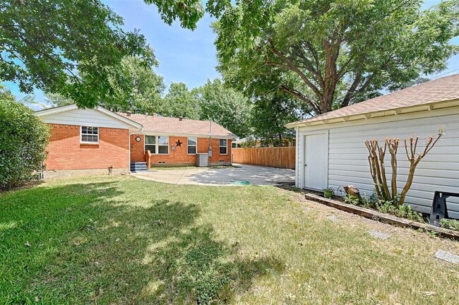 Building Photo - 3042 Newcastle Dr