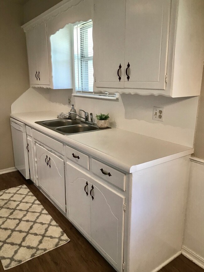 Building Photo - Beautifully Updated Vintage Home!