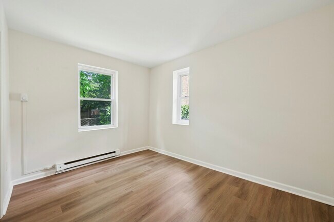 Building Photo - 109 W Queen Ln