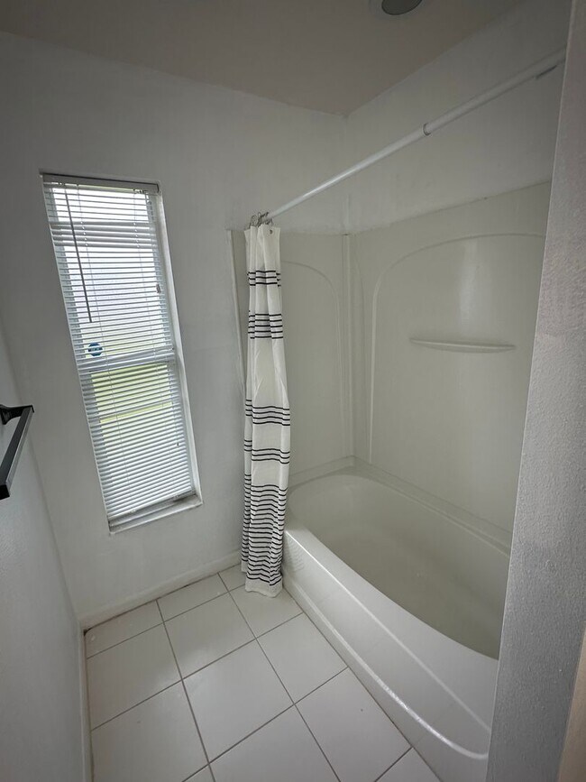 Building Photo - Modern 3-Bedroom Single-Family Home for Re...
