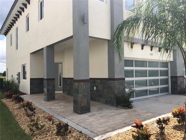 Building Photo - 1927 Greenbriar Ter