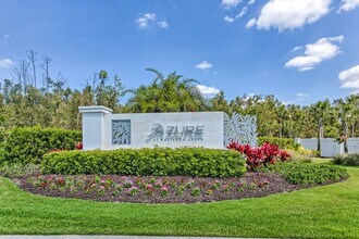 Building Photo - 2/2+Den Coach Home Available Annually!
