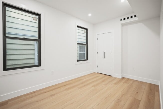 Building Photo - 31 W 46th St