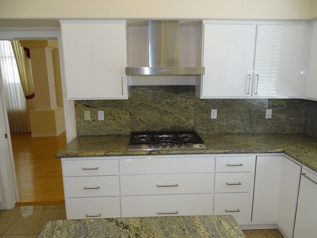 Building Photo - 5 BED Summerlin home w/ 1ST FLOOR BED AND 3/4 BATH