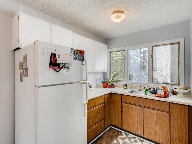 Building Photo - "Charming 2-Bed Retreat on Laurel Ave – Spacious 825 Sq Ft in Minneapolis!" 6/5/2026