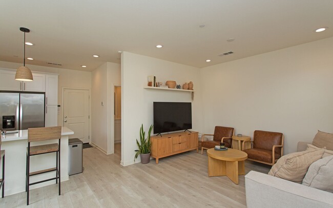 Building Photo - Large Corner-End Townhouse in Oceanside!