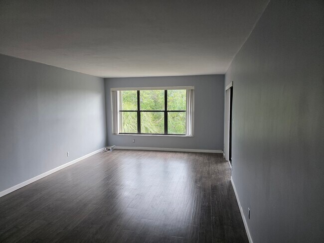 Building Photo - 2312 S Cypress Bend Dr