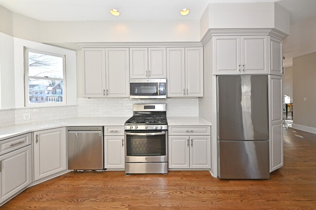 Building Photo - 62 Elm St