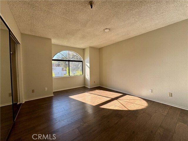 Building Photo - 987 E Del Mar Blvd