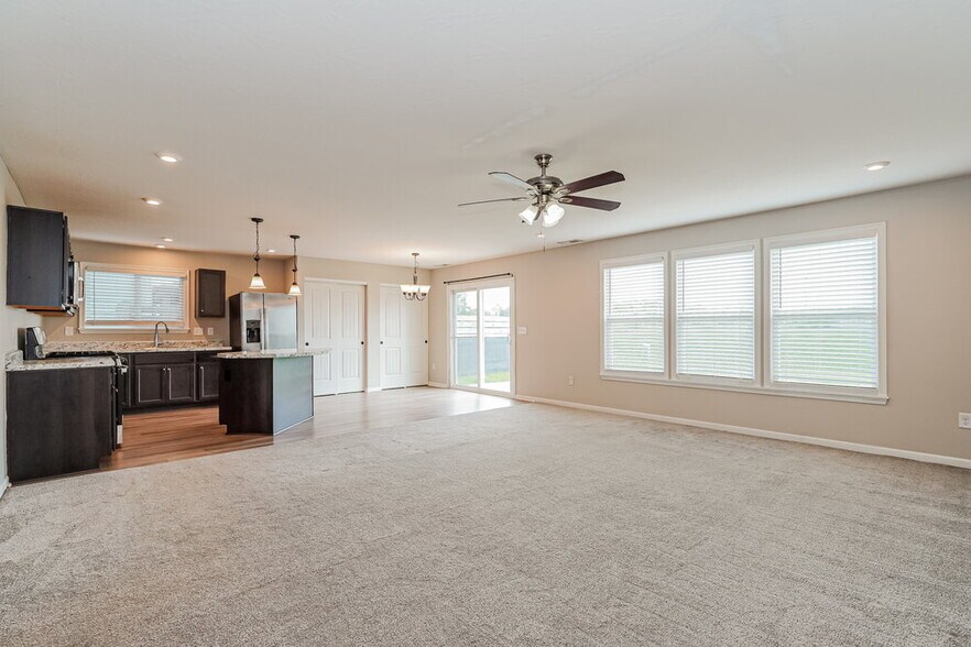 Building Photo - 4996 Crestbrook Dr