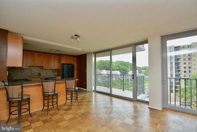Building Photo - Bright 1BR 1B Condo | All Utilities Included | Arlington