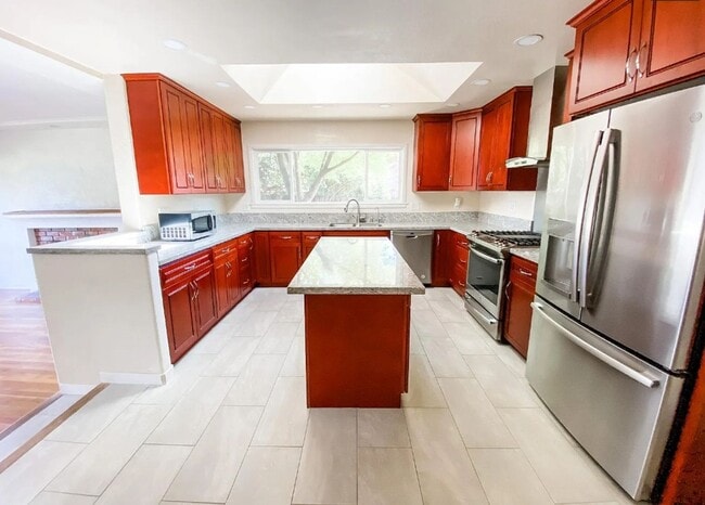 Building Photo - BEAUTIFUL HOME IN DESIREABLE CENTERVILLE, ...