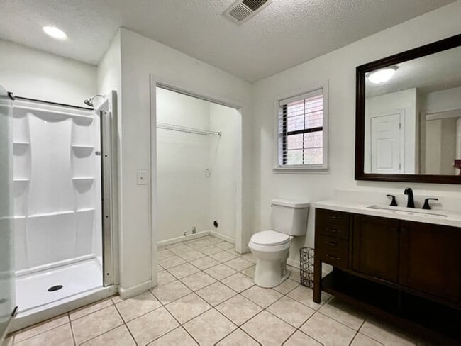 Building Photo - Large 4 Bedroom House