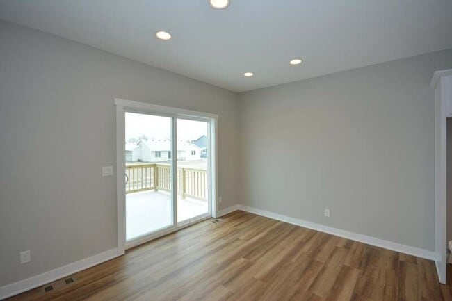 Building Photo - 5447 Rowling Dr