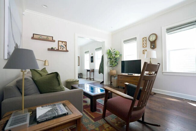 Building Photo - Modern Bungalow walking distance to Fountain Square!