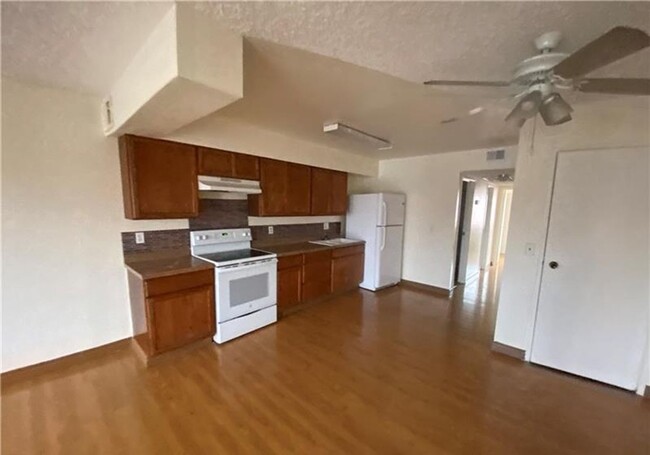 Building Photo - GREAT CENTRALLY LOCATED CONDO READY FOR YO...