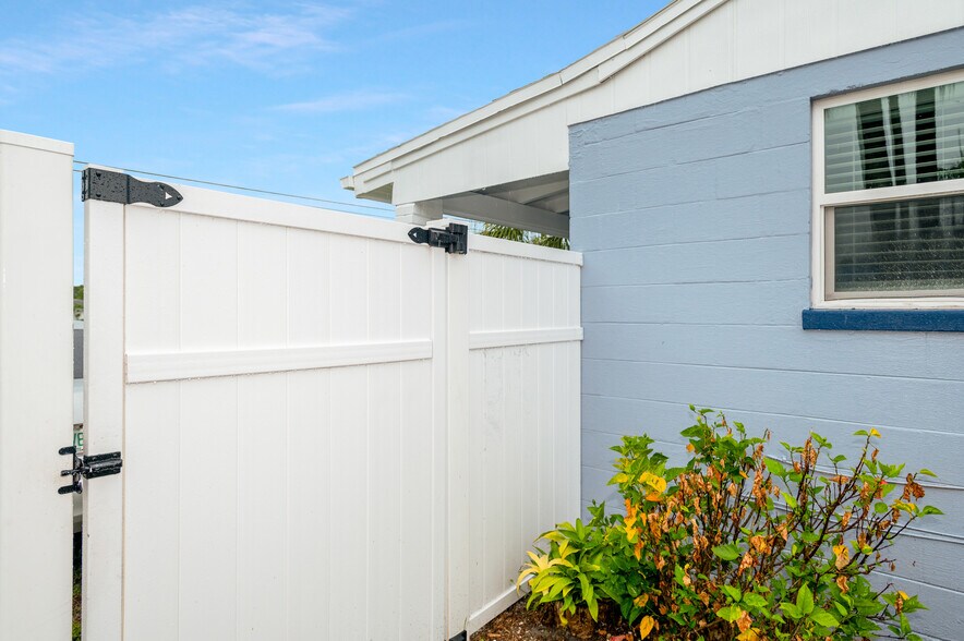 Building Photo - 401 S Mars Ave