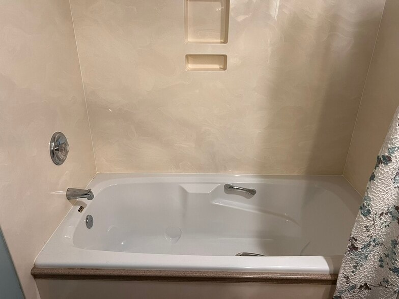 Guest Bathroom/Tub - 430 Douglas St SE