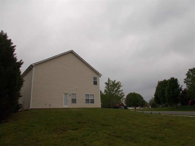 Building Photo - 2101 Trace Creek Dr