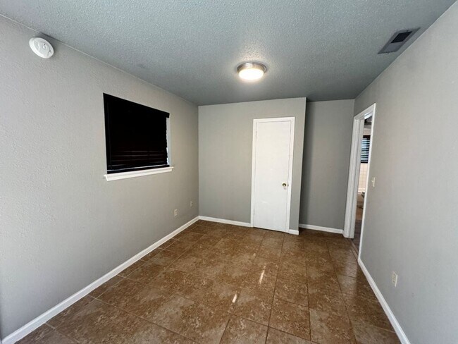 Building Photo - 2 bed , 1 and a 1/2 bath, garage conversion with two living rooms and a storage space! Moore scho...