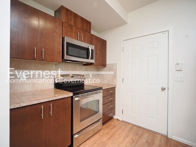 Building Photo - 2 Bed/2 Bath Condo with Garage / Vouchers Accepted / Available Now!