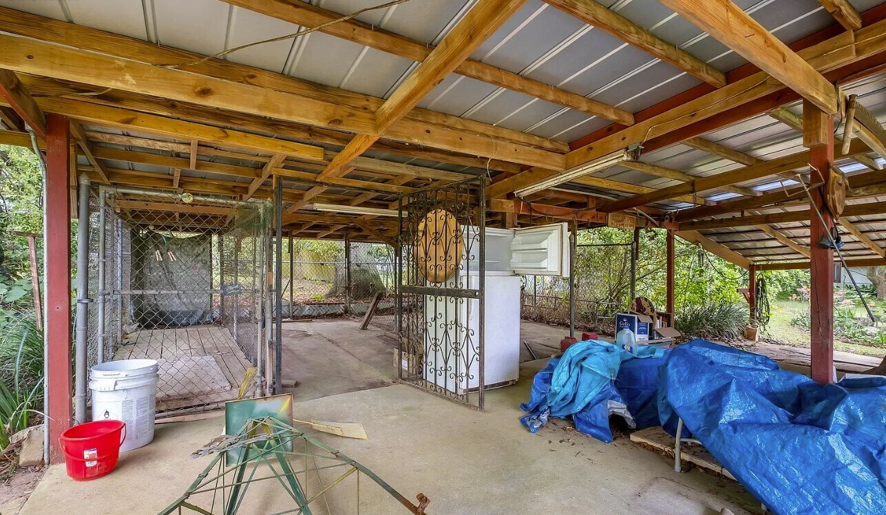 Kennels - 1927 Grimes Ln