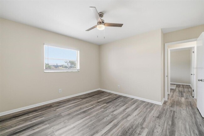 Building Photo - 2327 W Knollwood Pl