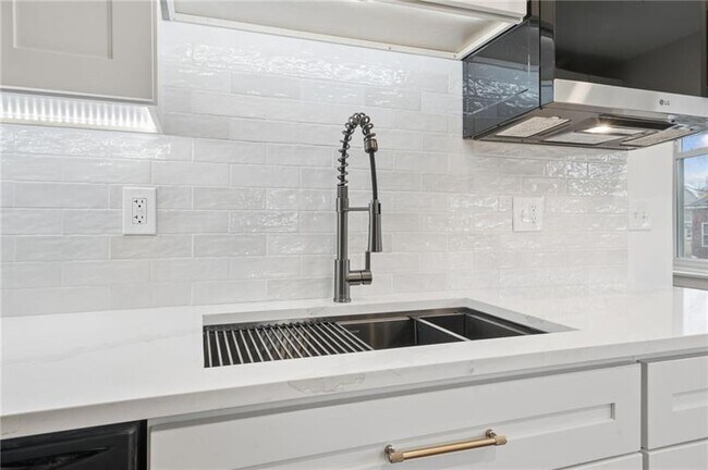 Building Photo - 1020 Jancey St