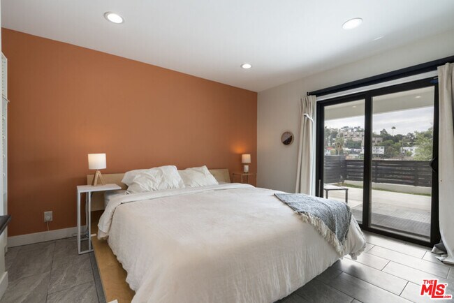 Building Photo - 3923 Fernwood Ave