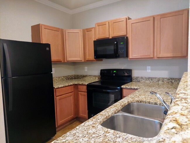 Building Photo - $300 OFF Move IN!! Beautiful townhome! 3 B...