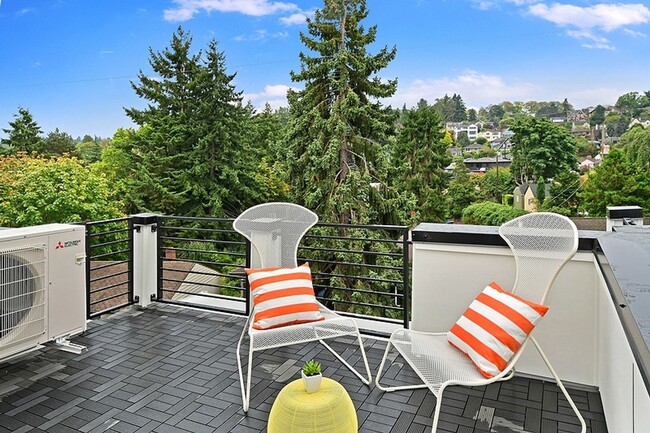 Building Photo - Queen Anne Townhome