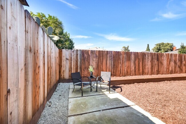Building Photo - Beautifully Remodeled 3 Bedroom Home Near Stanford & Major Tech Campuses!