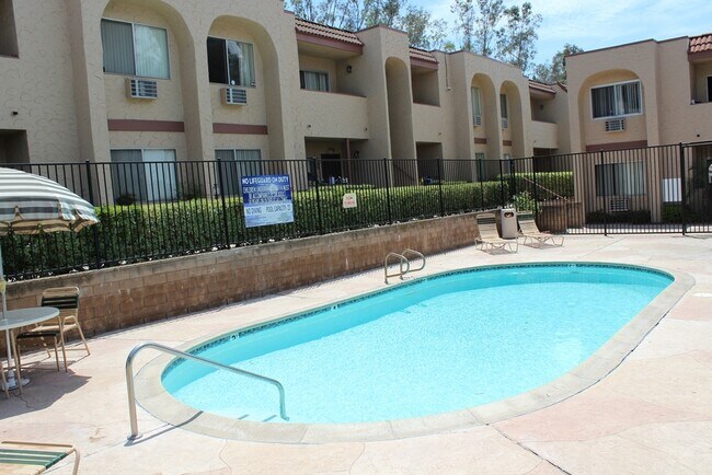 Building Photo - $500 Move In Special! Updated 2 BD, 2 BA Condo - Balcony w/ Views of Mt Helix!!